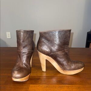 THEORY Boots Booties Brown Distressed Leather High Wood Block Heel Ankle Size 40